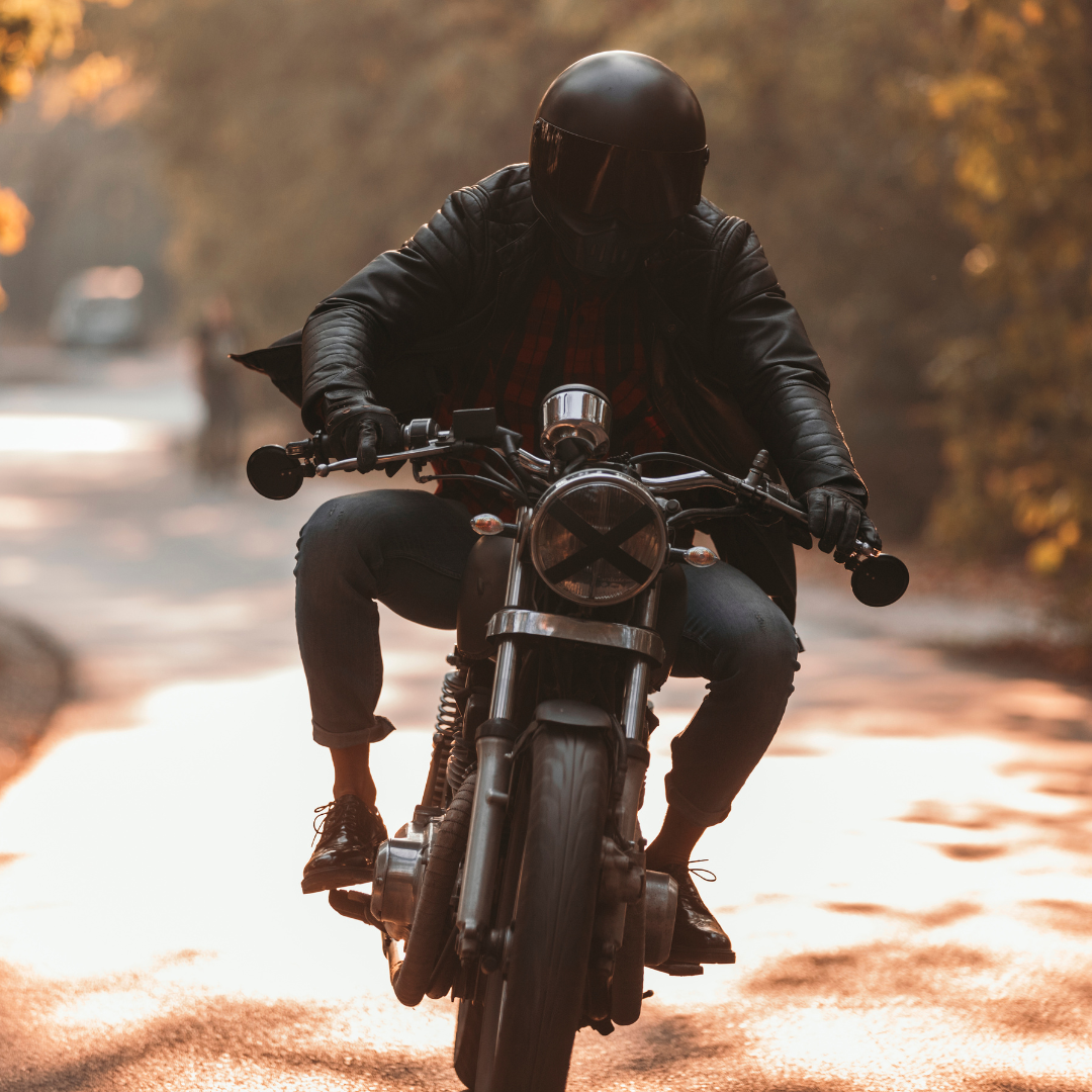 Ein Fahrer auf einem Motorrad